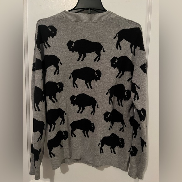 Gray sweater with buffalo pattern - Picture 3 of 3